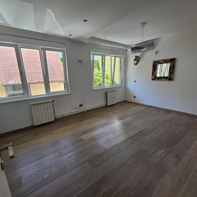 Location d’un appartement spacieux de 3 pièces, 126 m², au centre de Belgrade, Serbie